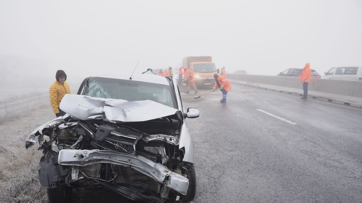 Accident rutier în România, mașina e făcută praf