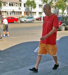 Bogdan Giuseppe, pe stradă, în zona în care locuiește, la mică distanță de cabinetul de pe Calea Giulești
