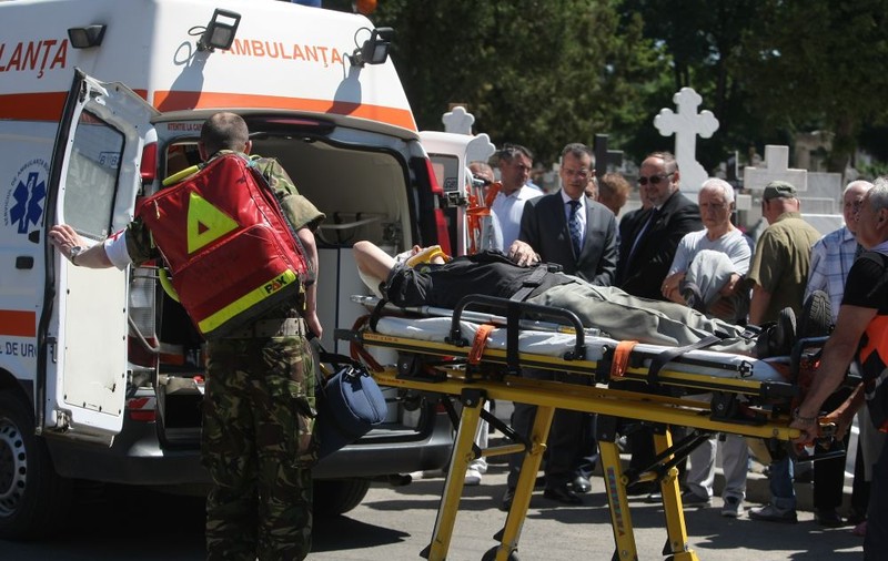 FOTO/ Momente de panică la înmormântarea lui Cristian Țopescu. Un bărbat a leșinat lângă sicriu
