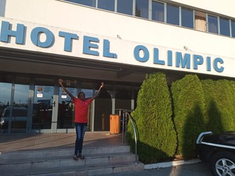 Stella, atleta kenyană legitimată la Steaua, în fața hotelului în care a fost cazată în România