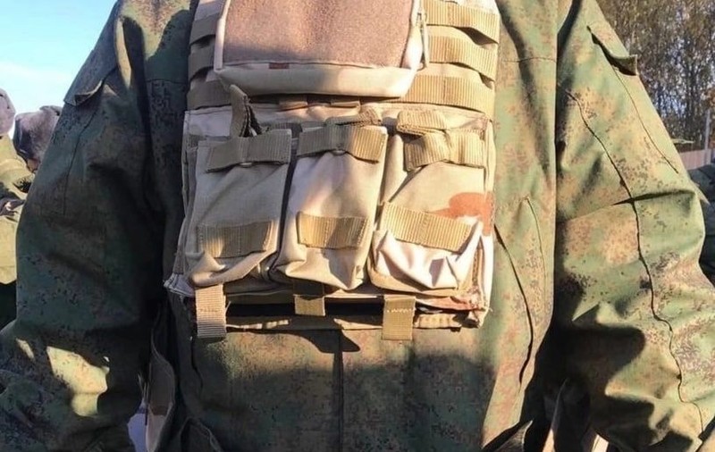 Imagini cu recruți ruși „echipați” cu veste de airsoft pentru copii și căști de plastic, difuzate de familiile soldaților