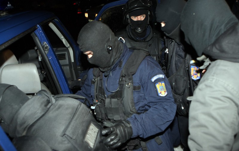 Doi poliţişti cu "funcţie", din Constanţa, arestaţi alături de membrii clanului Nuredin