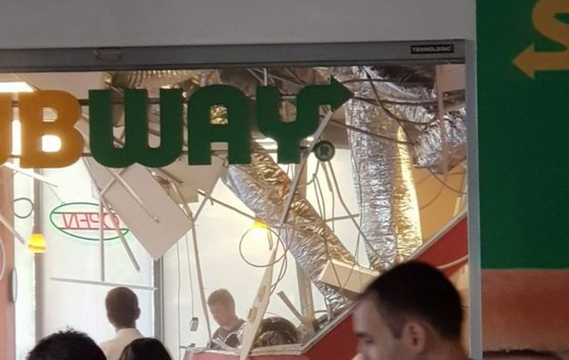 Tavanul unui mall din Iași s-a prăbușit!