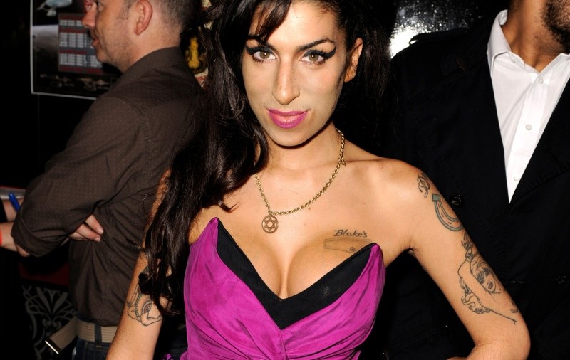 Amy Winehouse, cu mâna în ghips după ce a căzut în casă