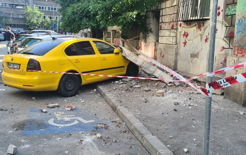 O mașină a fost distrusă în sectorul 1, după ce bucăți dintr-un bloc cu risc seismic au căzut peste ea