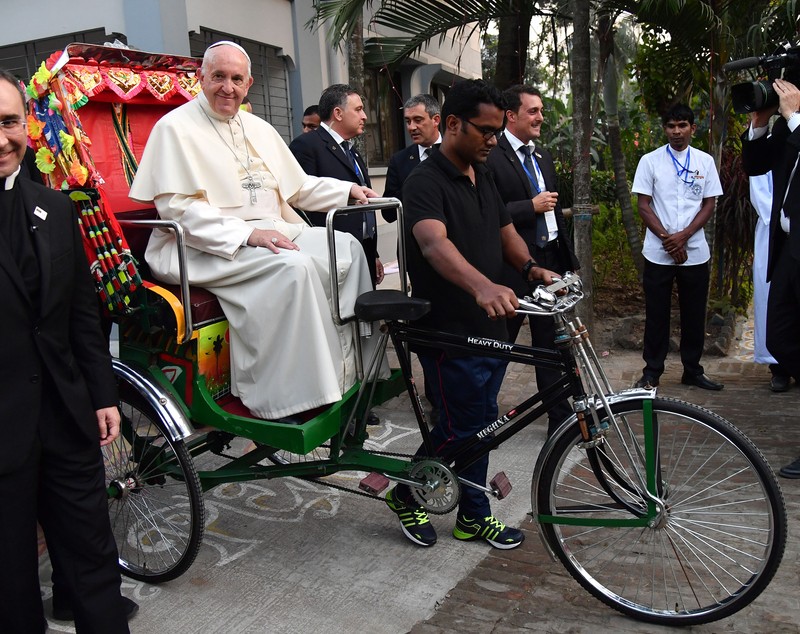 Papa Francisc s-a plimbat cu rișca în Bangladesh