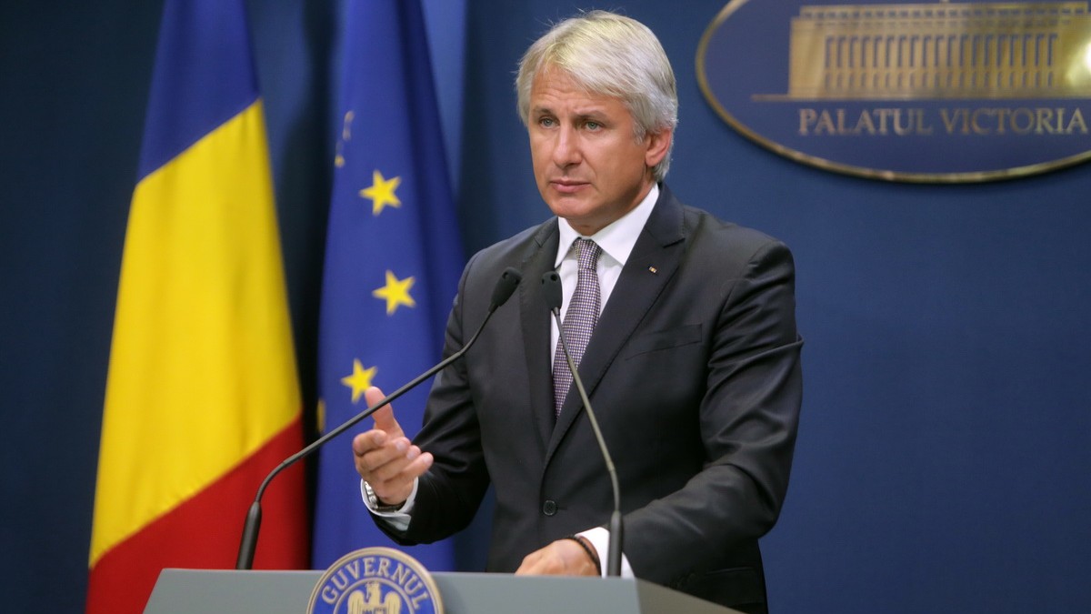 Ministerul Finanțelor anunță reducerea TVA la produsele bio și tradiționale de la 9% șa 5% și măsuri pentru cei afectați de deciziile ANAF. Teodorovici la pupitru cu steagurile României și UE în spate