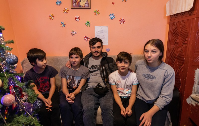 Biserica Ortodoxă Bună. Trei copii abandonați, adăpostiți de un preot, și-au pus o dorință de Crăciun: „Să nu ne mai ia mama alocația!”