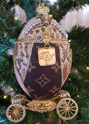 Unul dintre ornamentele prețioase cu care a fost împodobit cel mai scump brad de Crăciun (FOTO: HEPTA)