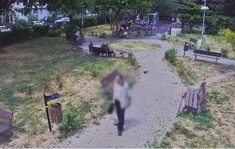 Un bărbat de 91 de ani pipăia fete în autobuzele din București și a fost încătușat de polițiști