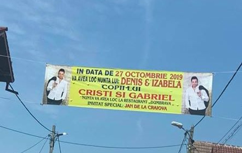 Invitații de nuntă puse pe bannere uriașe, în Târgu-Jiu. Ce amendă au primit părinții mirilor