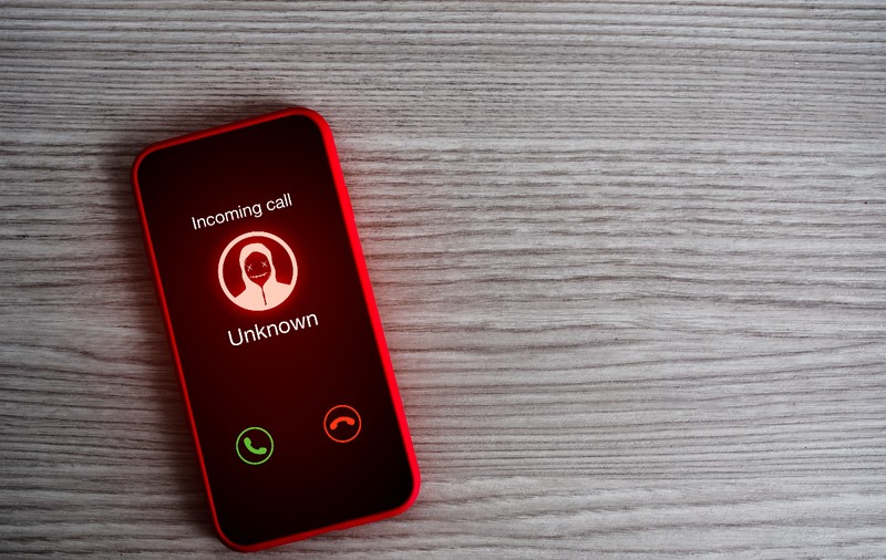Doi pensionari din Craiova au rămas fără 108.000 de euro în cont, după ce au vorbit la telefon cu un angajat fals de la Bursa de Valori