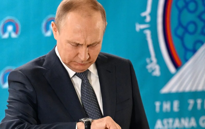 Vladimir Putin a renunțat la ceasurile elvețiene și poartă unul „patriotic”, produs în Rusia. Cât costă