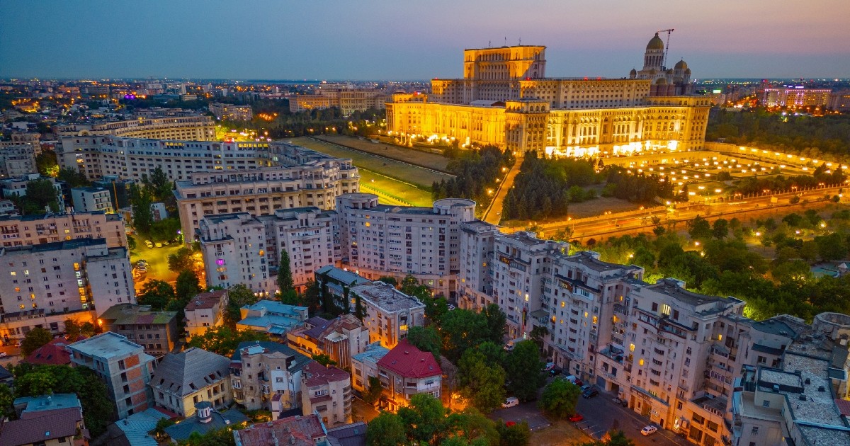 Panorama apusului de soare a Parlamentului României la București