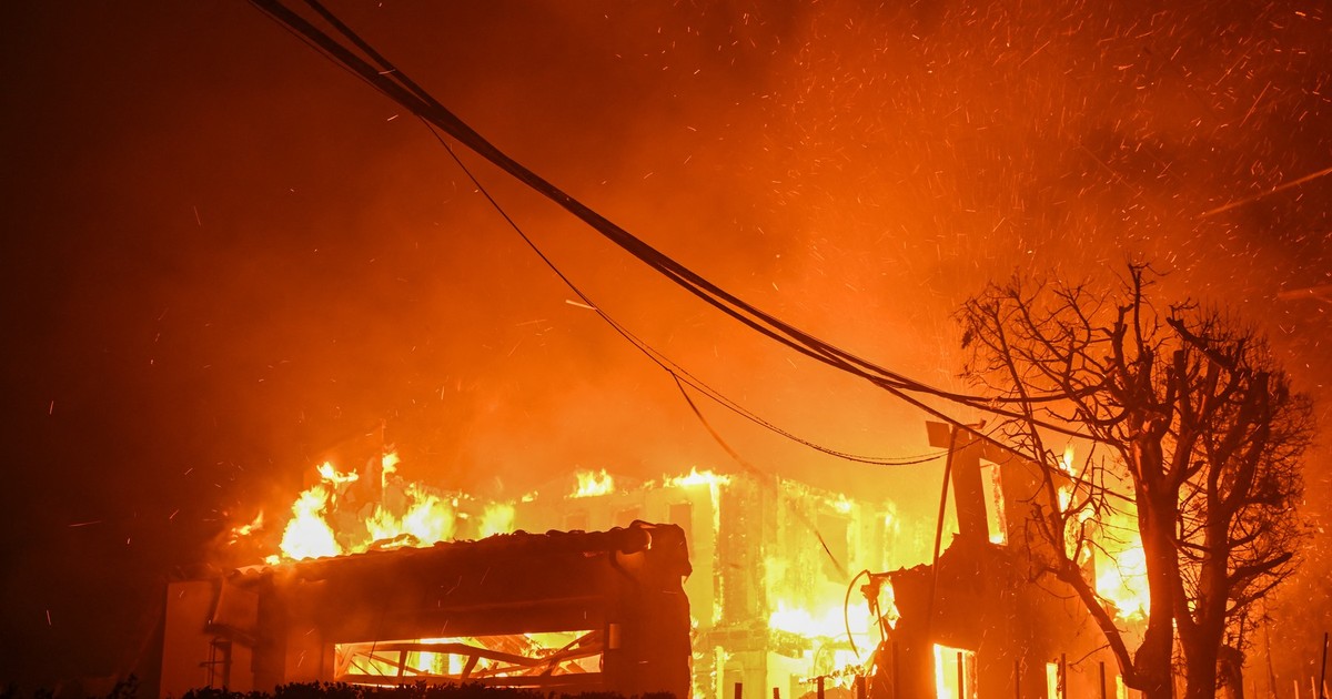 Casă mistuită de flăcări în Los Angeles.