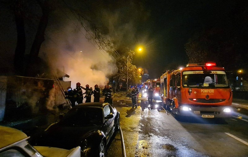 VIDEO | Incendiu puternic la o terasă din București. Un bărbat a suferit arsuri