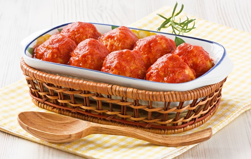 DELICIOS, SĂNĂTOS ȘI DE POST! Chifteluţe de peşte în sos tomat