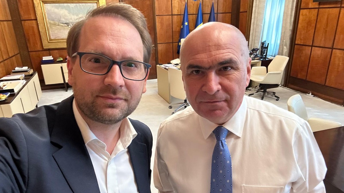 Dominic Fritz și Ilie Bolojan în biroul premierului de la Guvern. În spate se observă unul dintre tablourile „Car cu boi” pictate de Nicolae Grigorescu. Foto: Facebook Dominic Fritz