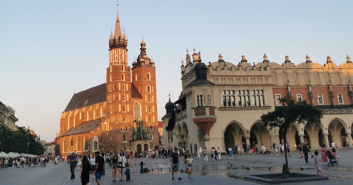 Piata centrala din Cracovia la Apus