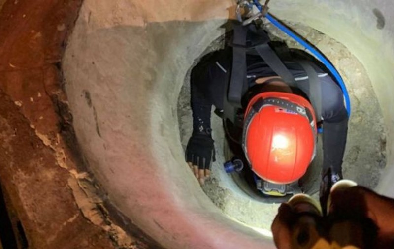 Un copil de doi ani din Botoşani a murit după ce a căzut în fântână. Era cu tatăl său în vizită la cunoştinţe