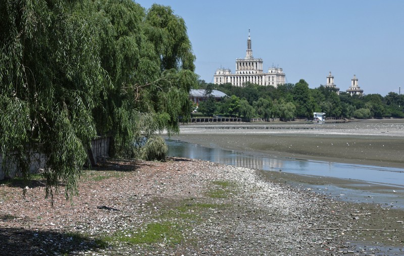 Herăstrău, transformat într-un șantier fără utilaje. Lacul a fost golit aproape complet