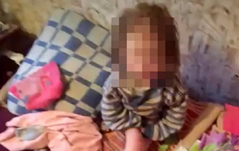 O fetiță de 8 ani a ajuns să cântărească doar 9 kilograme, după ce a fost înfometată și torturată de mama sa adoptivă