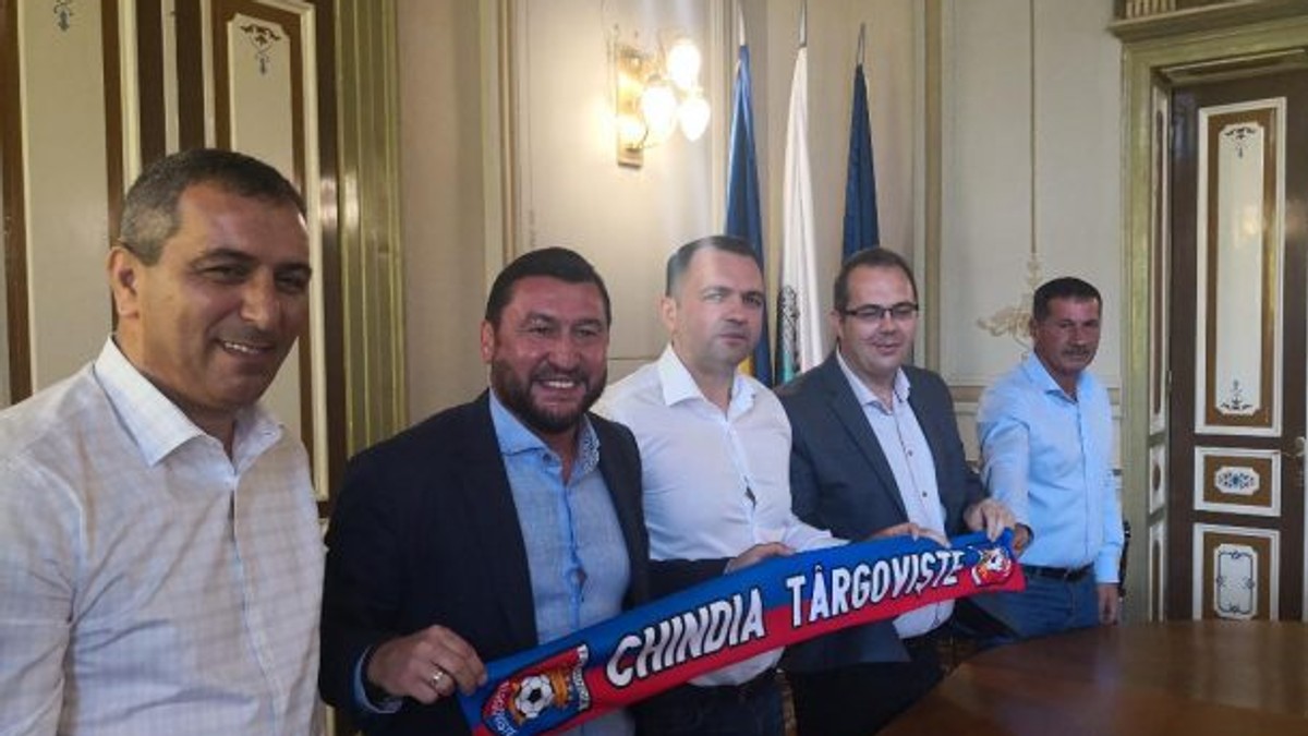 Burleanu l-a pus pe Viorel Moldovan antrenor la Chindia. Moldo-gol e al doilea de la stânga la dreapta. Ultimul din dreapta e Marcel Ghergu, prietenul lui Burleanu
