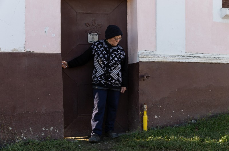 O localnică din Dridif priveşte spre ţeava pe care ar trebui să vină gazul