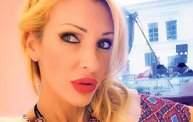 Blonda care aruncă în aer scena politică înainte de alegeri