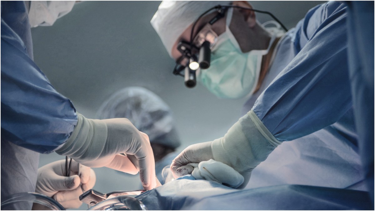 Medici în timpul unei intervenții chirurgicale