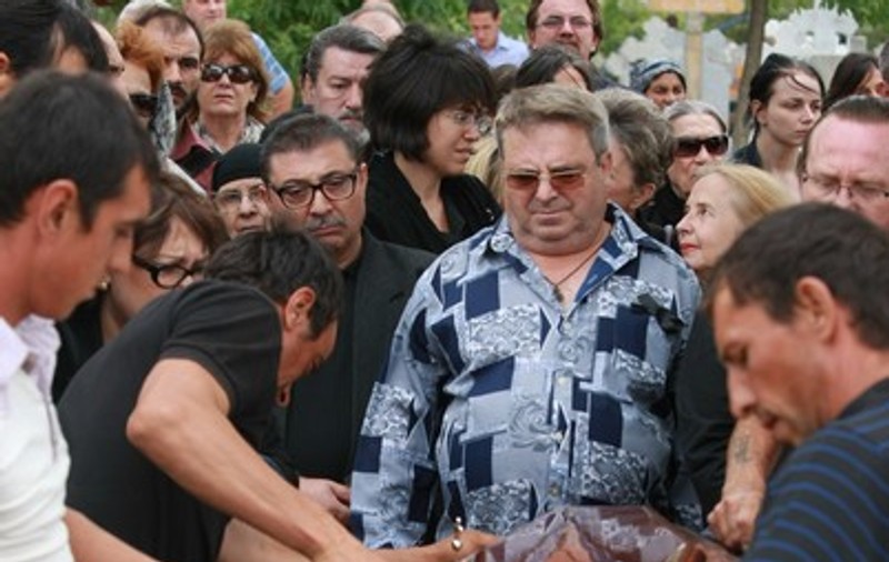 Foto | Johnny Răducanu, condus pe ultimul drum de apropiaţi şi prieteni