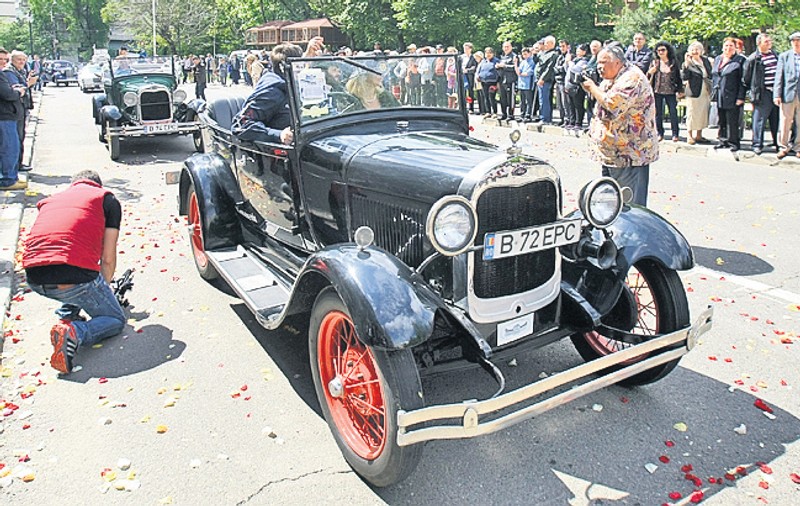 Parada maşinilor de epocă şi bătaie cu flori ca la Şosea | FOTO