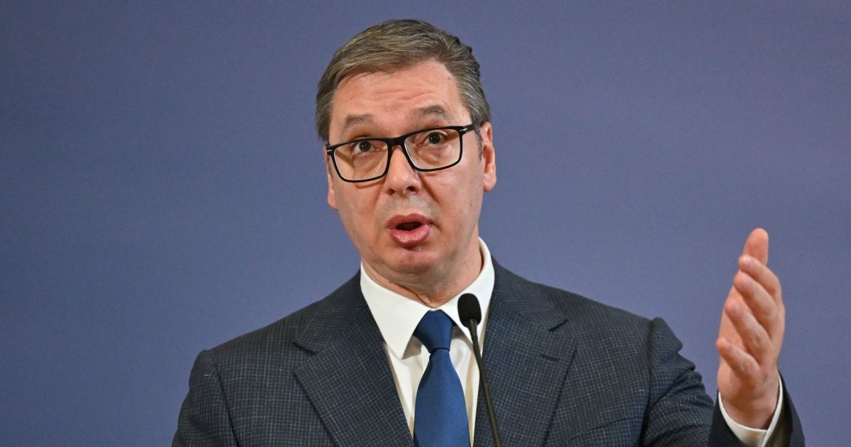 Aleksandar Vucic vorbește în cadrul unei conferințe de presă, gesticulând cu mâna stângă, Belgrad, Serbia, 7 februarie 2024