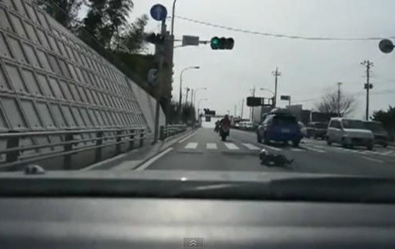 Ce iresponsabil! Şi-a scăpat copilul de pe motocicletă, dar nu a băgat de seamă