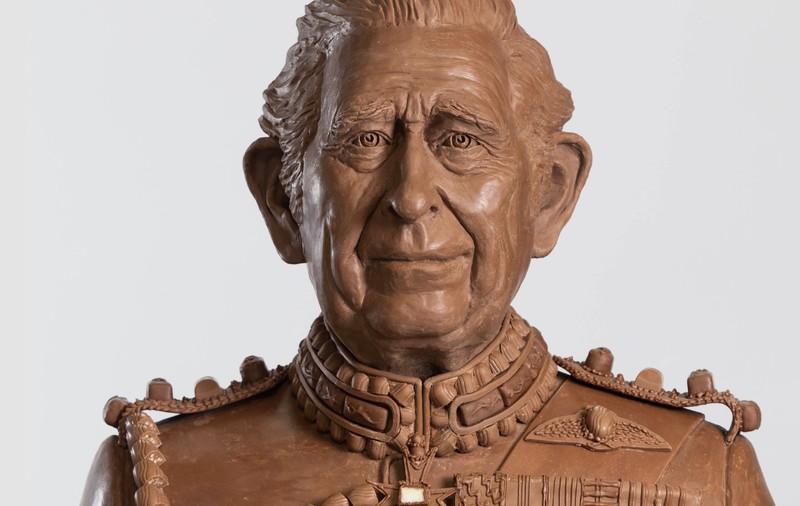 Bust al regelui Charles realizat din 17 litri de ciocolată: „Am studiat ore întregi de filmări”