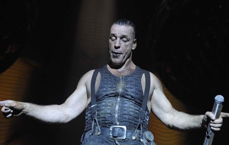 Till Lindemann, solistul trupei Rammstein, a agresat un bărbat într-un bar din Munchen