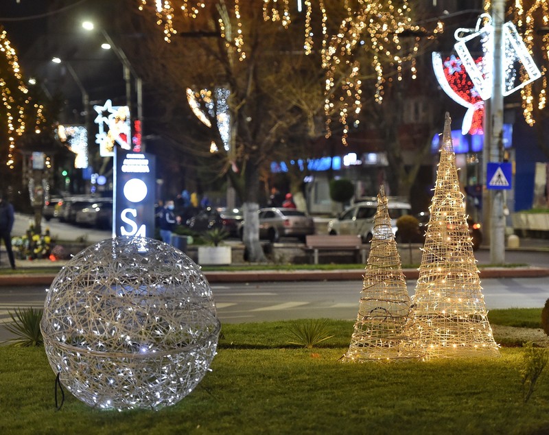FOTO | S-au aprins luminițele de Crăciun în București