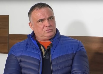 La 52 de ani, Clămparu cântă în corul bisericii și spune că, în Penitenciarul Aiud, l-a regăsit pe Dumnezeu. Captură: Justitie TV