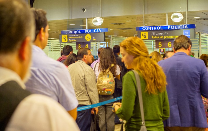 Spațiul Schengen, suspendat între Spania și Italia din cauza crizei migranților din Ceuta. Controale la frontieră și cozi kilometrice pe aeroporturi
