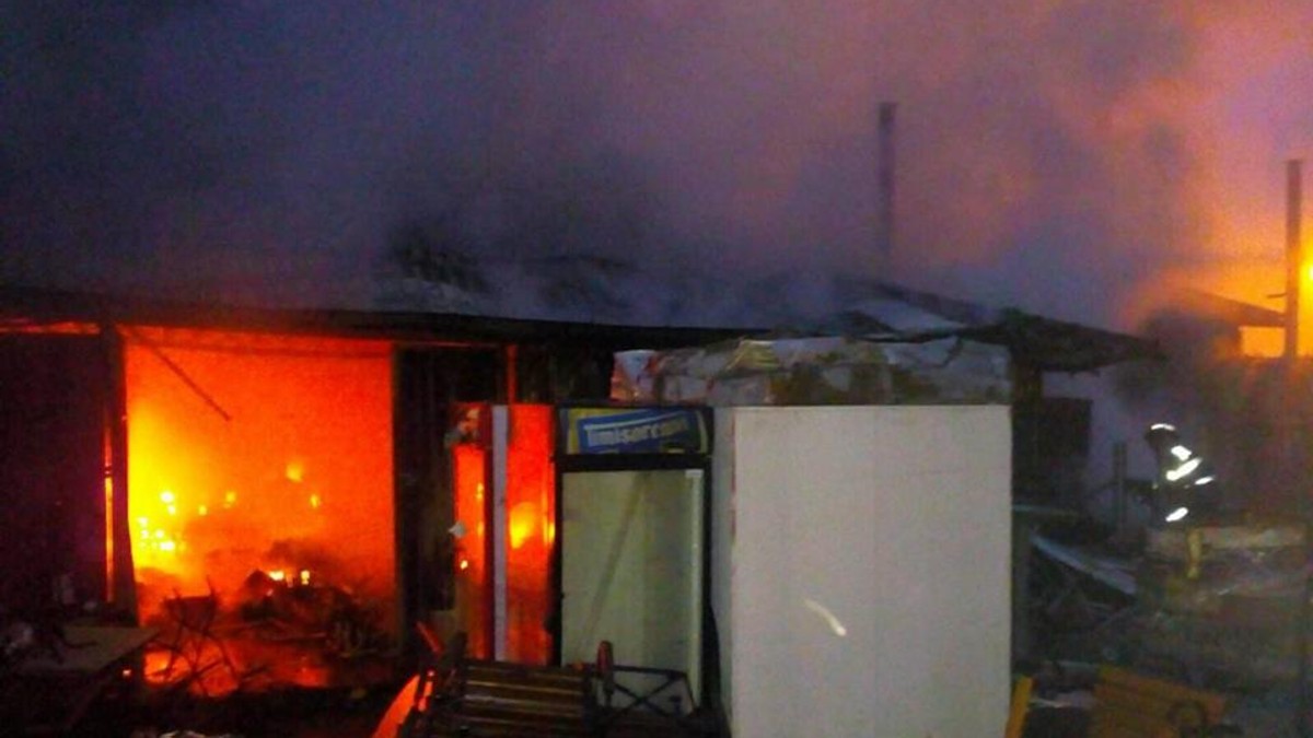 Incendiu la un depozit de electrocasnice din Iași