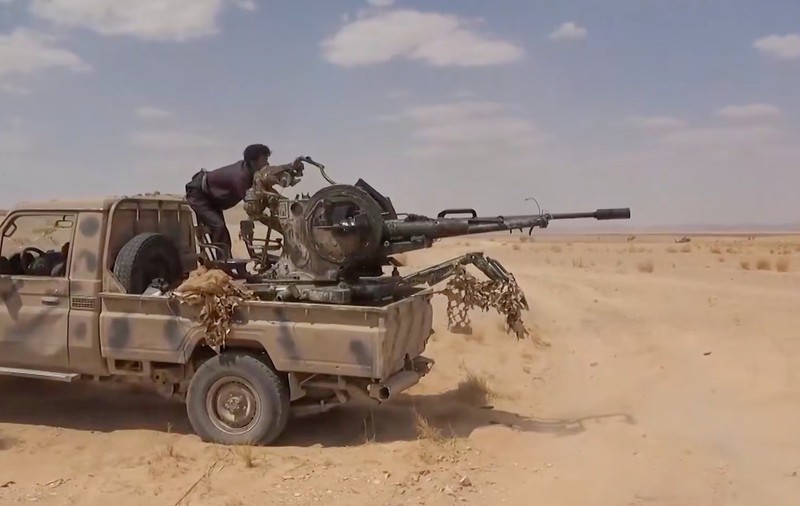 Rebel Houthi trage cu un tun antiaerian montat pe un camion Sursa foto: Profimedia