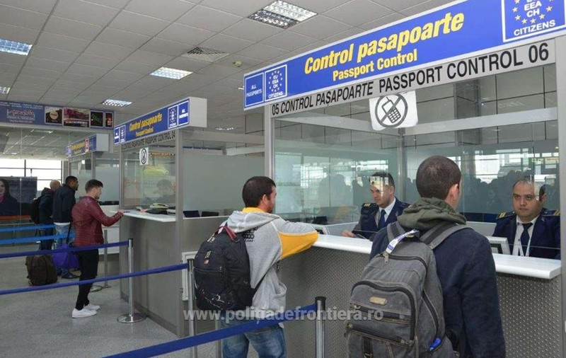 Cetățeni moldoveni cu pașapoarte false pe aeroportul din Cluj. Documentele de călătorie erau ascunse în căptușeala bagajelor de mână