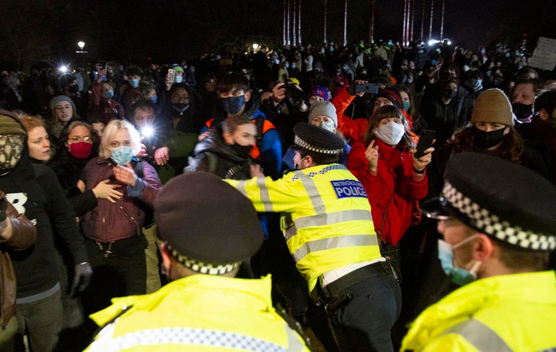 Tensiuni în Marea Britanie, după ce o tânără a fost răpită și ucisă de un polițist. Oamenii care îi aduceau un omagiu, alungați pentru că încălcau regulile anti-COVID