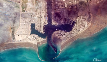 Fumul care se ridică în urma unei explozii din portul Bandar Abbas, de-a lungul strâmtorii Ormuz, pe 2 martie 2026. Foto: AFP