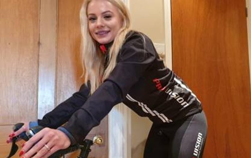 GALERIE FOTO / Vedetele porno din Marea Britanie au rămas fără echipă de ciclism