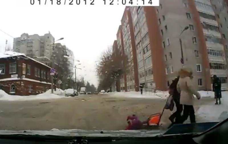 Ce neglijenţă! Uite ce păţeşte un copil, pentru că mama lui nu e atentă | VIDEO