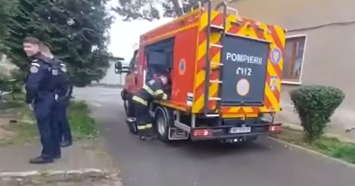 O mașină de pompieri intervine după ce s-a semnalat scurgeri de gaz într-un bloc din Tâtgu Mureș, 22 octombrie 2025