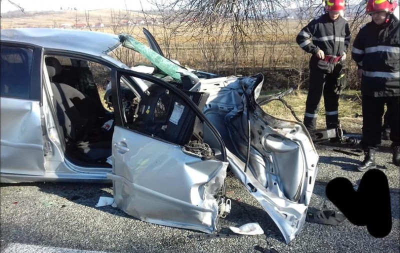 Două femei rănite într-un grav accident, în Gorj. Au intrat cu mașina într-un pom, apoi le-a lovit un TIR