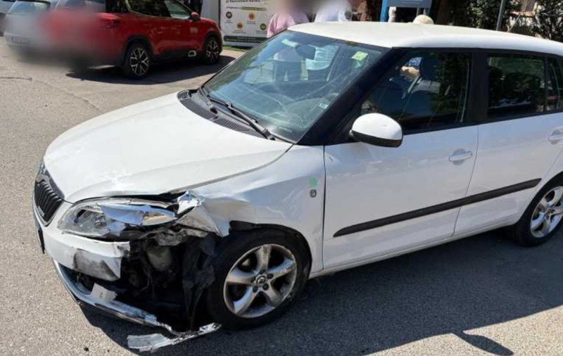 Un șofer din Ploiești a lovit 8 mașini și o autospecială a Poliției, după ce a intrat pe contrasens, pe o stradă cu sens unic, în Râmnicu Sărat