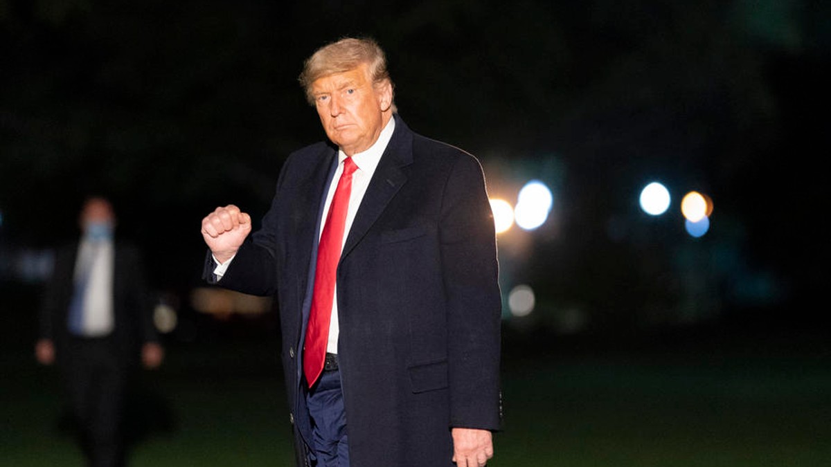 VIDEO | Donald Trump și-a numărat banii în biserică, înainte de a face o donație. Președintele SUA nu poartă mască, deși a avut COVID-19